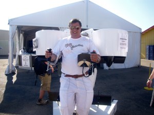 Сергей примеряет свою тушку к рюкзаку-вроде бы размерчик подошел. Дело за маленьким-за оплатой и местом для полетов. Начнем с нашего дома, во времена затишия, когда все метлы стоят на паркинге и жена не летает. 