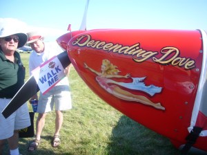 "Выгуляй меня!",-жаждет фея-блондинка с огненно-красного коруса самолета. И дедушки, похоже, серйозно над этим размышляют.