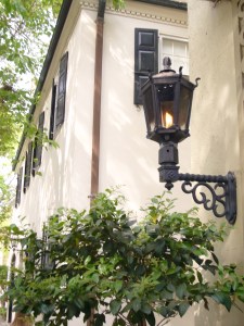 На фасадах будинків день і ніч горять гасові ліхтарі 