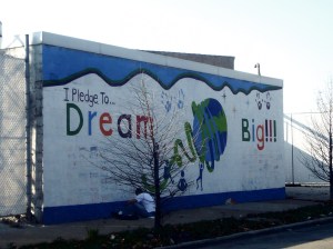 "Я кланусь мечтать широко",-гласит новое граффити в одном из самых "черных" районов Чикаго