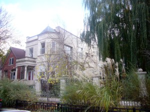 Новозбудована (в 2001 році) вілла на вулиці Hoyne