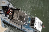 Речное такси-один из корабликов, который в суботу утром окрашивал реки Чикаго в изумрудный цвет. 