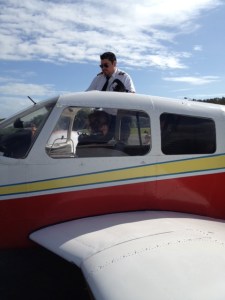 Инструктор Марио садится в самолёт