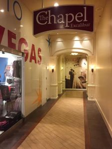 В кожному готелі є каплиця, в котрій можна одружитися. 