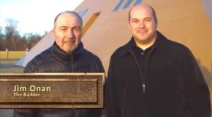 Хахяин и строитель The Gold Pyramid-Джим Онан с сыном. Фото с сайта goldpyramid.com